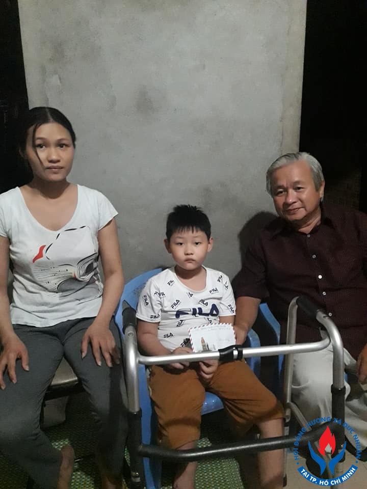 Đại diện Ban LL Hội đồng hương thăm cháu Nguyễn Tấn Tạo