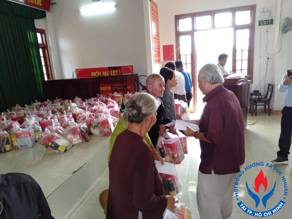 Xuân Yêu Thương 2019 - Tặng quà cho bà con nghèo tại quê nhà.