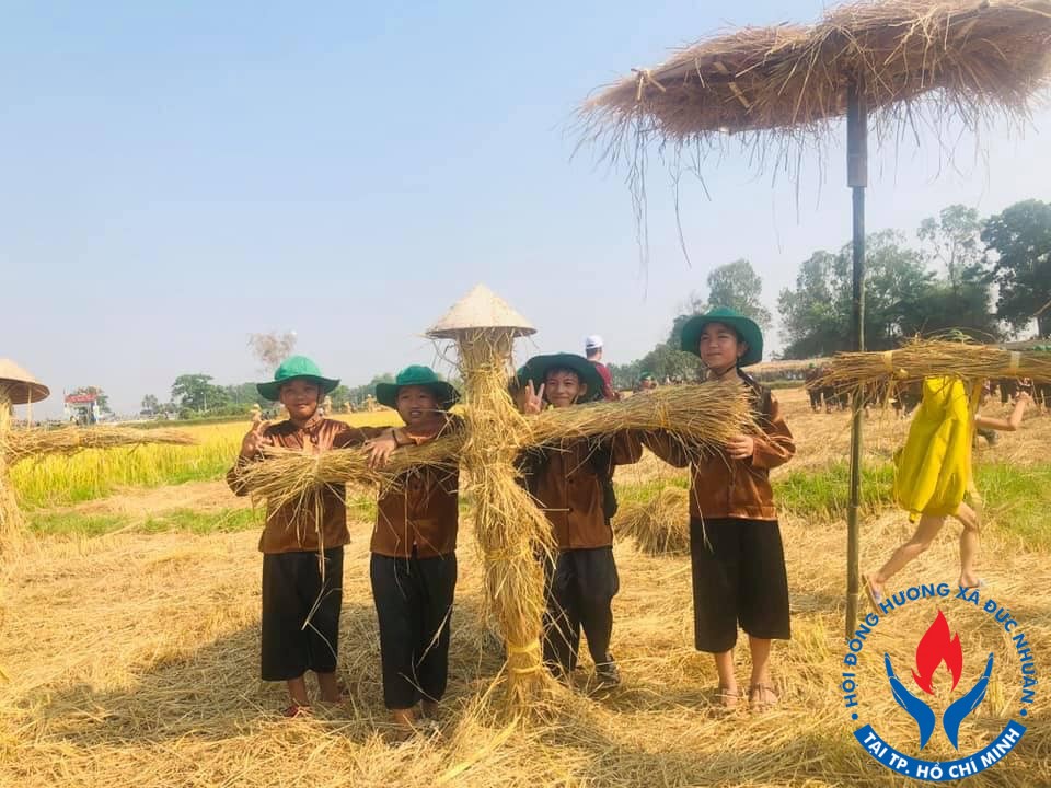 tre em tham gia len hoi