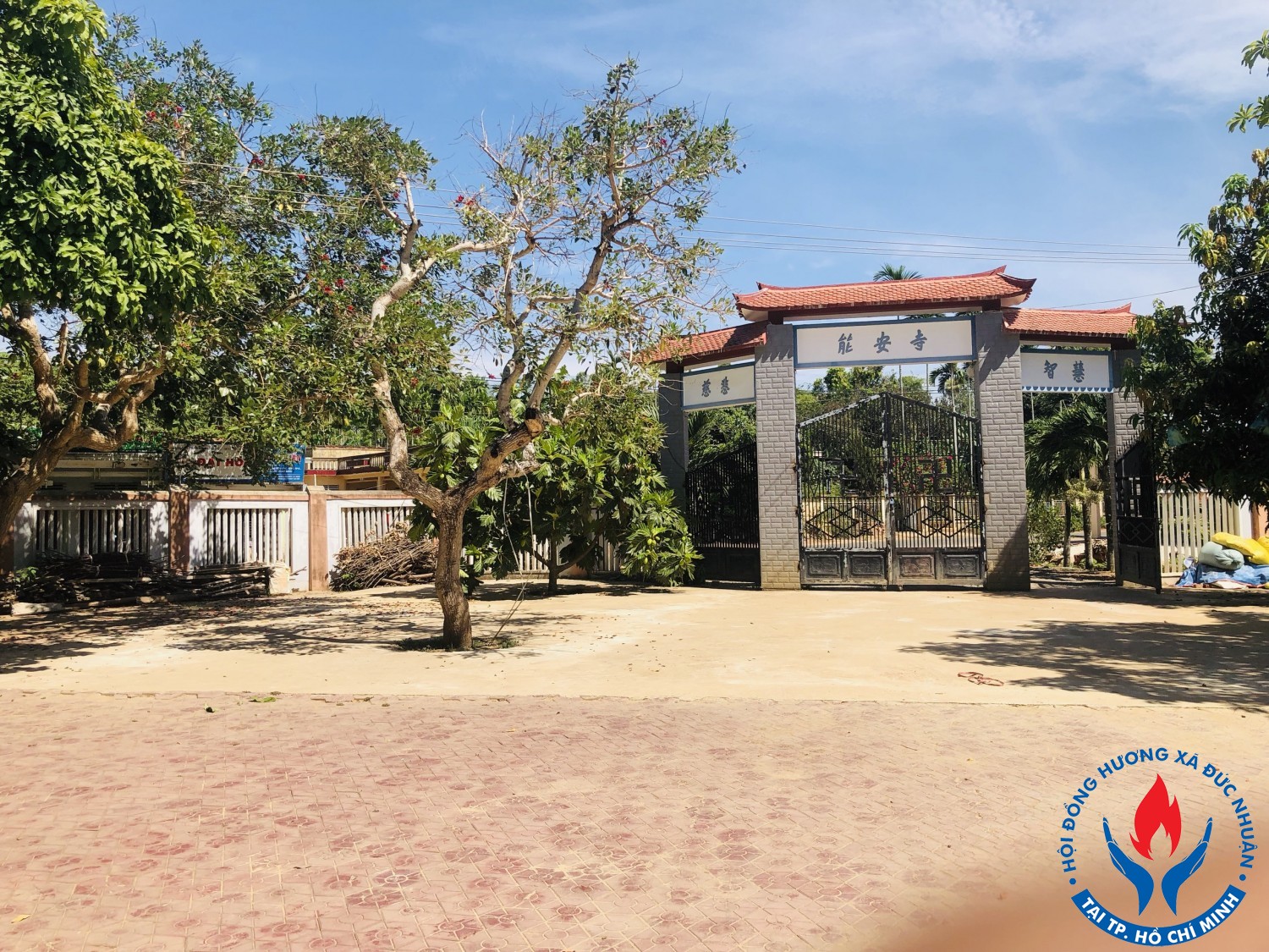 Khung cảnh trước sân Chùa Năng An