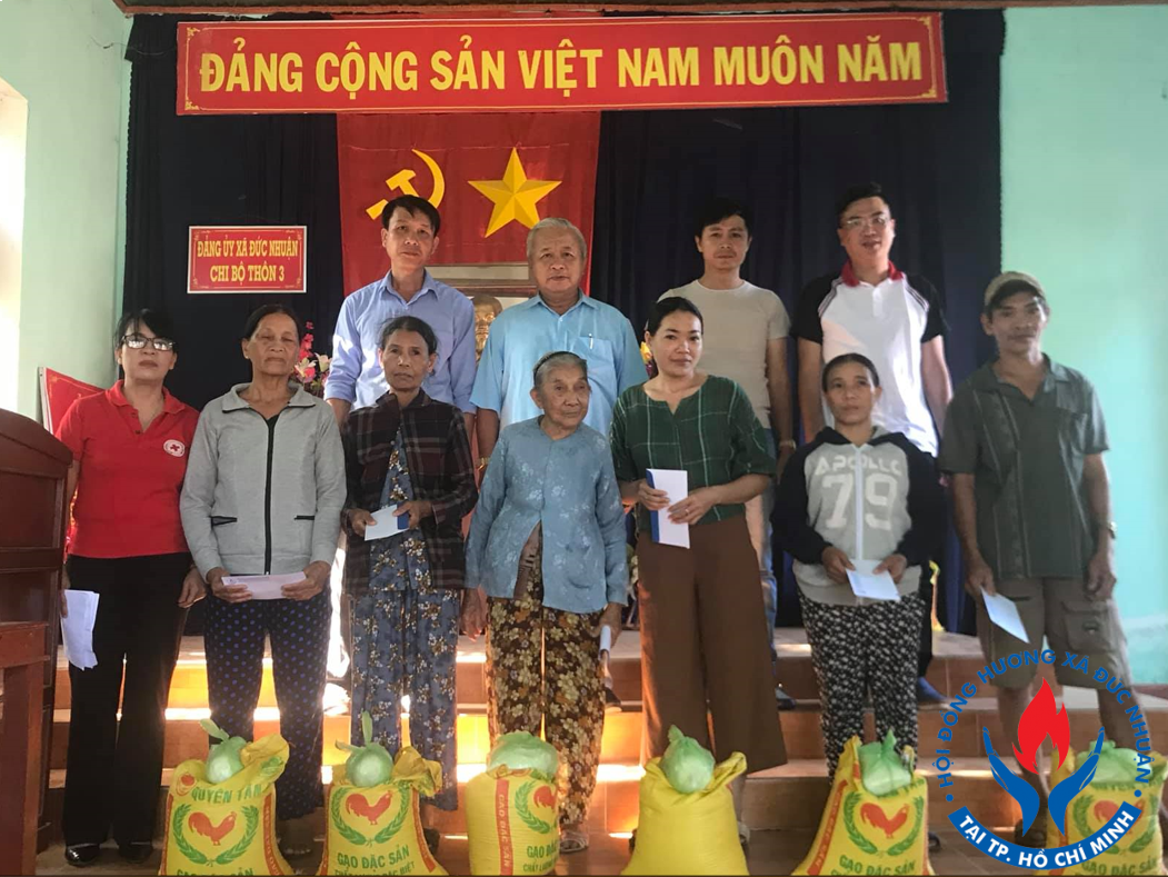 Anh Đặng Công Duy (ngoài cùng bên phải hàng phía sau)tham gia tặng quà trong chương trình xuân yêu thương tại quê nhà