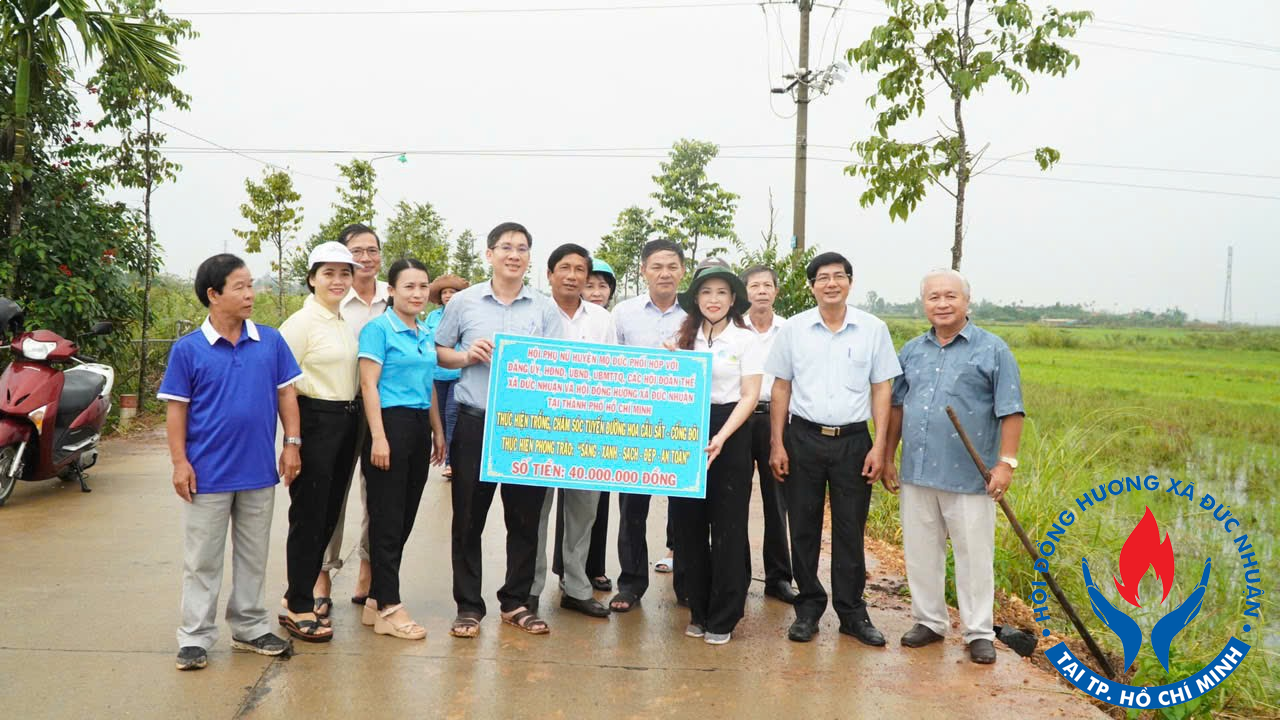 HDH Đức Nhuận tham gia xây dựng tuyến đường hoa Cầu Sắt - Cống Đôi cùng chính quyền, đoàn hội địa phương.