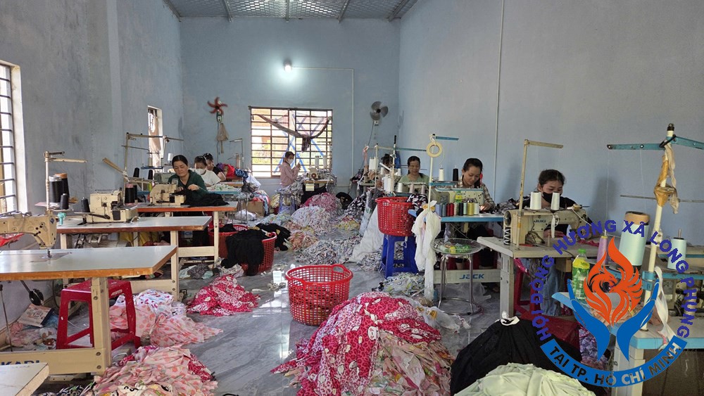 Cơ sở may gia công của gia đình chị Lê Thị Nhung, xã Mộ Đức